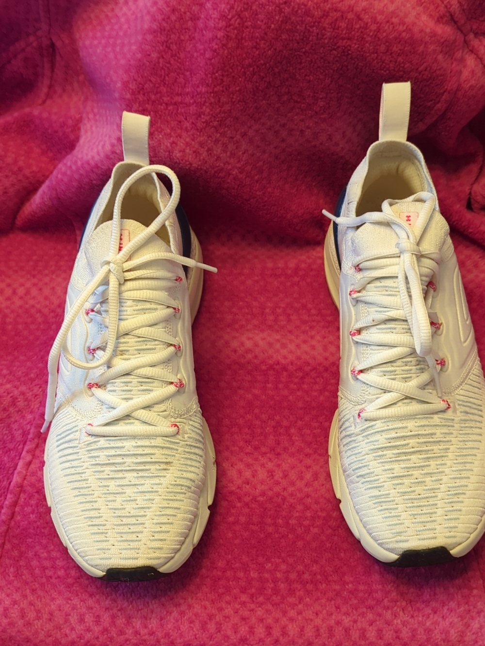 🩷👟⭐  Under Armour Women’s White Lightweight Athletic Sneakers size 10 🩷👟⭐